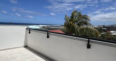 appartement t4 dernier étage   vue mer et montagne   rénové   terre sainte