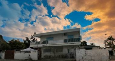 grande maison avec étage et dépendances