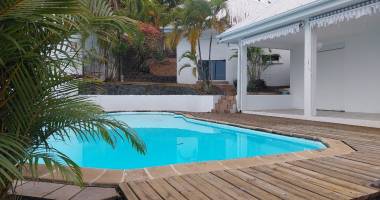 À louer - villa avec piscine de type 5 d'environ 158 m2 - la possession - 2 144 €