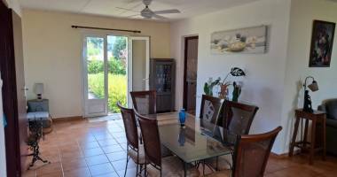 au calme d'une impasse, maison t5 de plain-pied avec vue océan.