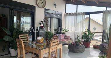 À louer - villa meublÉe de type t4 d'environ 119,06 m2 - petite-Île - 1 350 €