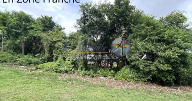 grand terrain de 2 000 m2 - emplacement stratégique - situé en zone franche