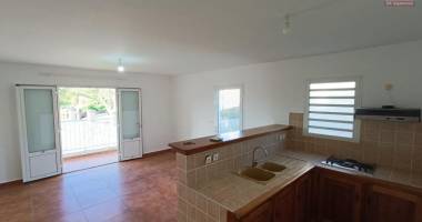 a vendre grand t3 de 71m2 + varangue + parking