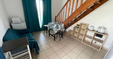 fabien teka immo vous propose à la location un  t2 duplex meublé de 32,99 m2 sur st pierre, ile de la réunion