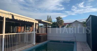 À louer - villa meublee avec piscine et jacuzzi de type t6 d'environ 158.52 m2 - saint-joseph - 2 186.00 €