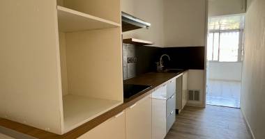 À vendre t3 lumineux avec varangue et balcon, à deux pas de la plage à saint-pierre