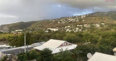 a vendre appartement t3 au centre ville de la possession avec belle vue montagne.