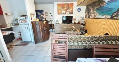 a vendre t2 à st denis quartier de la trinité, face au parc.