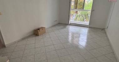 a vendre t3 rue jean albany à st denis, proche de toutes les commodités.