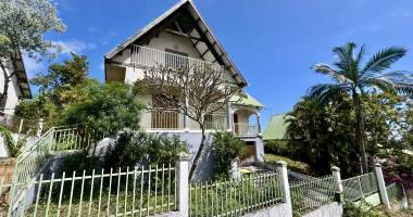 tampon 97430 - villa À etage - 5 chambres - volumes appreciables - quartier prise