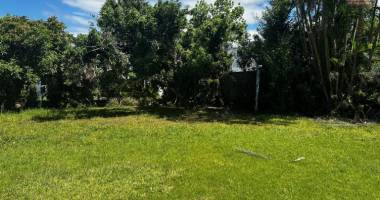 a vendre parcelle de terrain de 522 m² situé en centre ville de saint-benoît