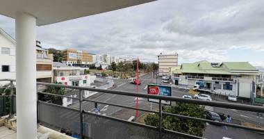 la possession (centre ville) - location t2  avec double terrasse et parking