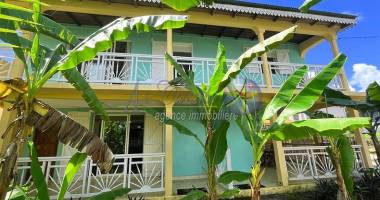 maison familiale d'architecture créole sur deux niveaux - trois logements indépendants