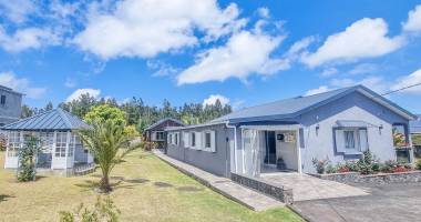 maison de charme de 141 m2 sur terrain arboré de plus de 2000 m2 constructible