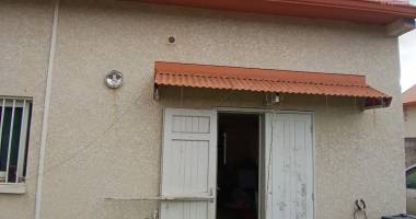 a louer maison à étage de type f3 non meublee avec cour sur saint-gilles les hauts à 784,00 euros !!