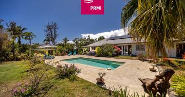 saint-gilles-les-bains :  villa t6 + bungalow, volumes généreux sur grande parcelle de 1 300 m² dans un secteur résidentiel recherché