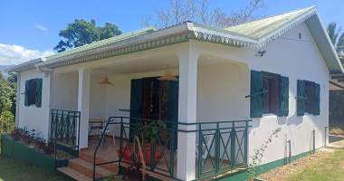 saint pierre -maison  f4 meublée de 90 m2 entièrement rénovée sur terrain de 1 000 m² - loyer 1 720 ttc -disponible des suite