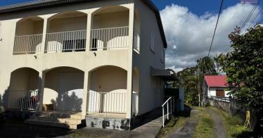 a louer appartement f3 au 1er et dernier étage d'un petit immeuble de 2 logements