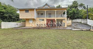 À vendre maison f5 à deux niveaux avec terrasse et loggia située au gosier