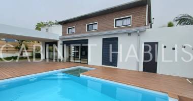 a louer - maison f4 meublee d'environ 134.82 m2 - saint-pierre - 2 499.00 €